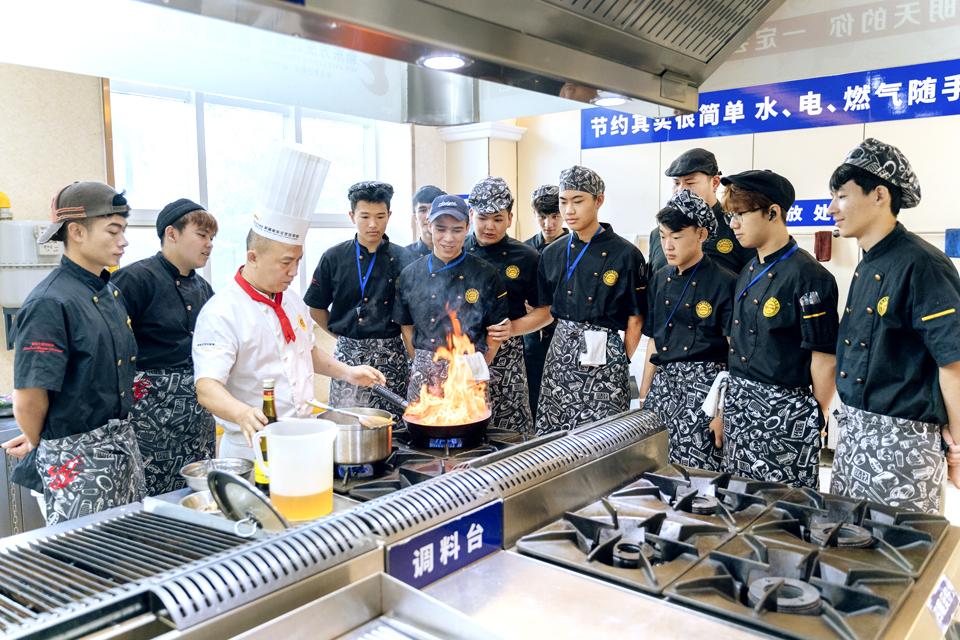 学厨师怎么选学校好呢？